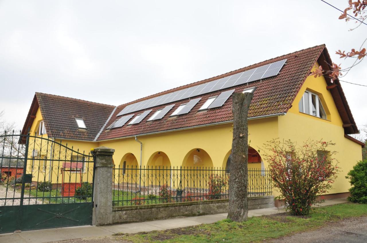 Casa Napsugar Panzio Bed & Breakfast Apostag Exterior photo