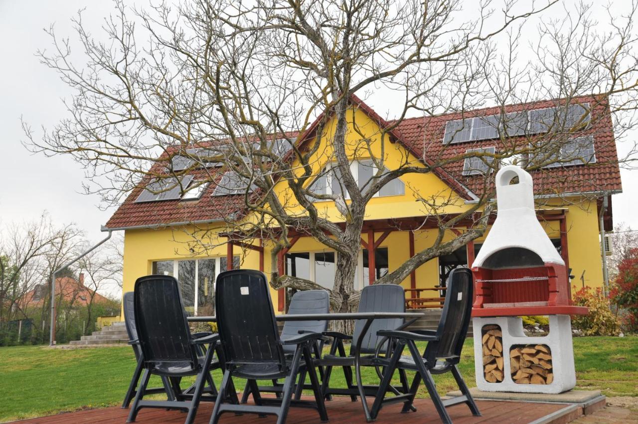 Casa Napsugar Panzio Bed & Breakfast Apostag Exterior photo